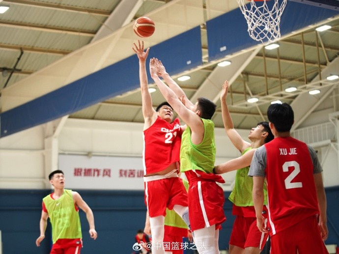 本周训练已进入对抗阶段!中国男篮最新训练图集新鲜出炉