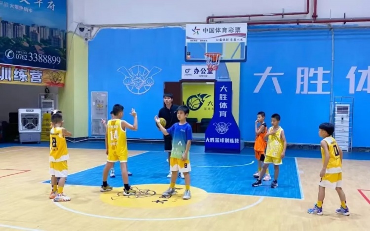  广东河源体彩少儿篮球培训班：结营不散场，梦想正启航