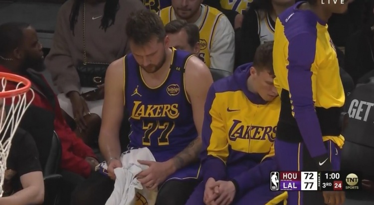  东契奇篮下抢板犯规亚当斯&个人第四次 下场休息了
