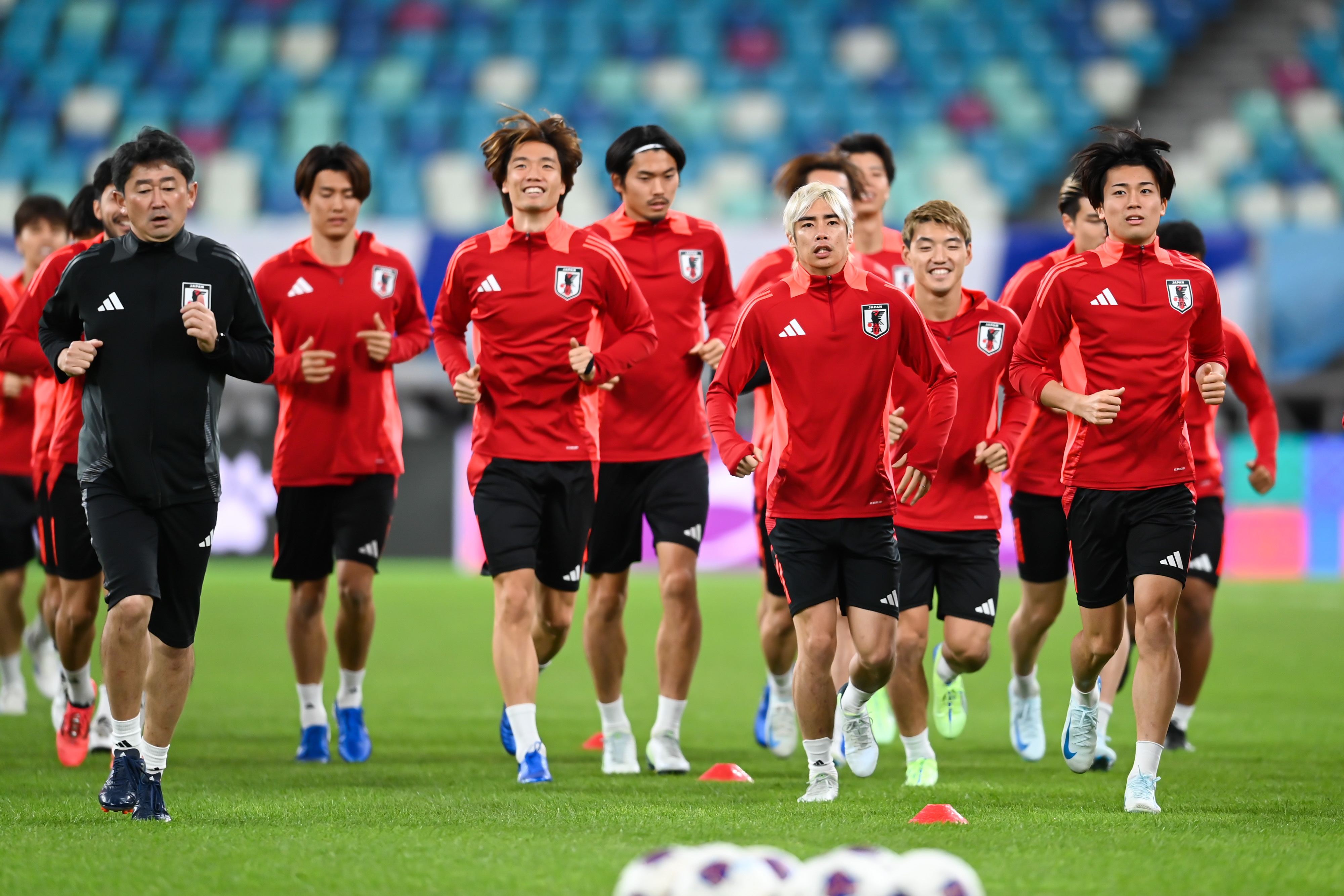  日媒：日本队今日进行赛前一日踩场训练，三笘薰和长友佑都缺席