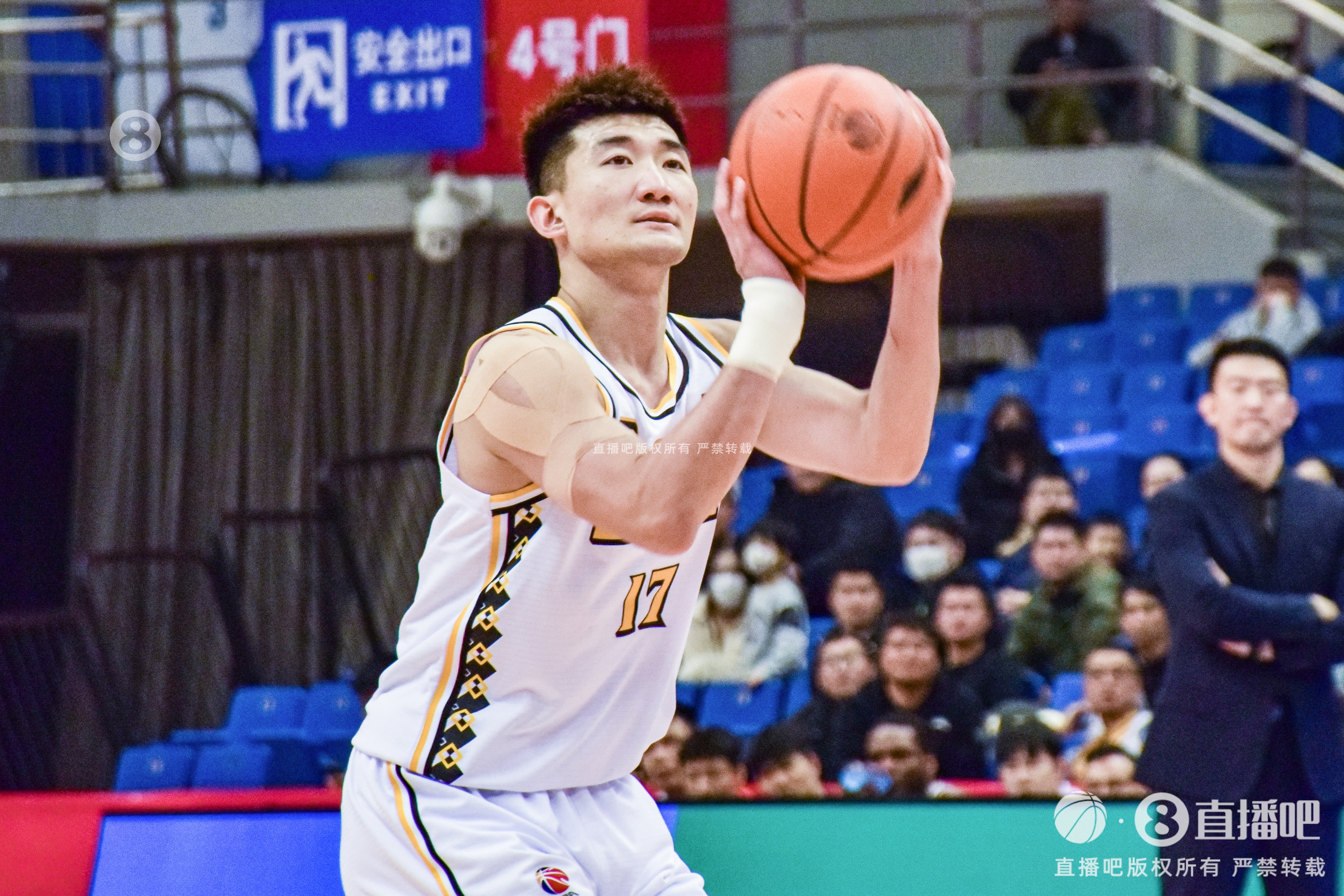 早日康复！探长：孙铭徽已经脱掉保护靴 可以正常走路
